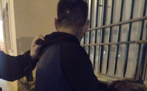 Intentó deshacerse de lo robado arrojándolo a un patio y terminó detenido