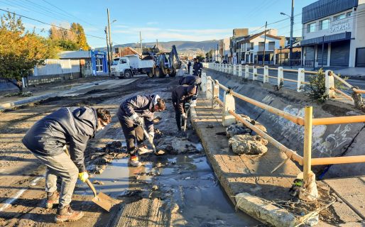 Con la llegada de las lluvias se refuerzan las tareas de recuperación de la trama vial de Comodoro