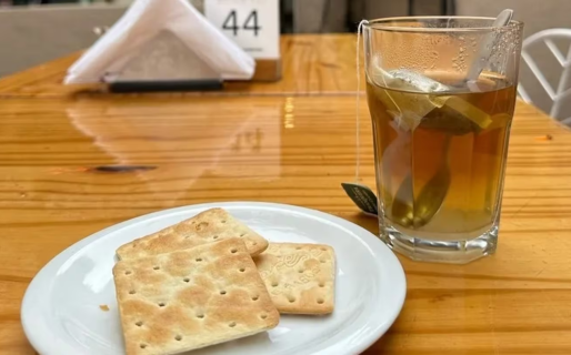 Un bar lanzó una promo de mate cocido con galletas de agua por mil pesos