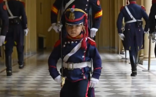 Lorenzo, el mini Granadero participó de otro acto patrio en Plaza de Mayo