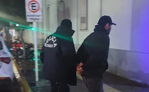 Rompió el vidrio de una camioneta, robó elementos y fue atrapado