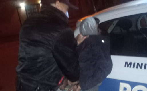 Ladrón de cubiertas es detenido en el barrio Quirno Costa
