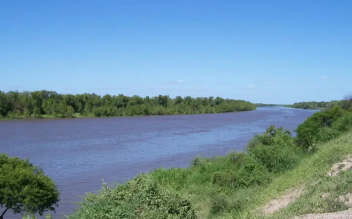 Un hombre se tiró al río para buscar una jarra de vino que se le había caído y murió ahogado