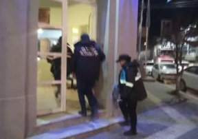 Detienen a un hombre que intentó llevarse un jean de $30.000