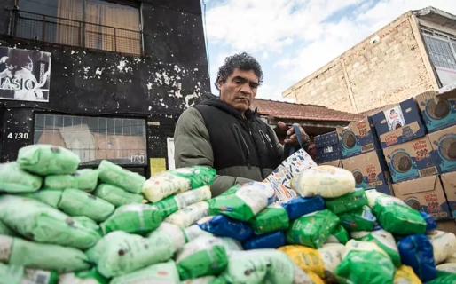 “Roña” Castro montó un comedor en su gimnasio para ayudar a sus vecinos: “No quiero que pasen hambre como pasé yo”