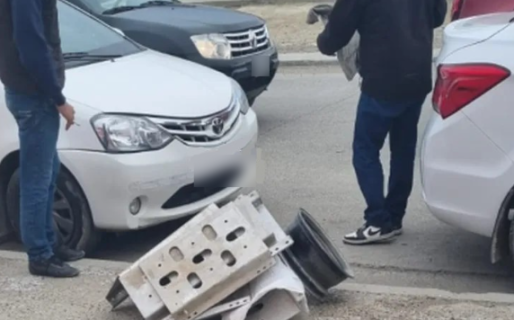 Detienen a un hombre que intentó huir en un taxi tras robar llantas y planchas de aluminio