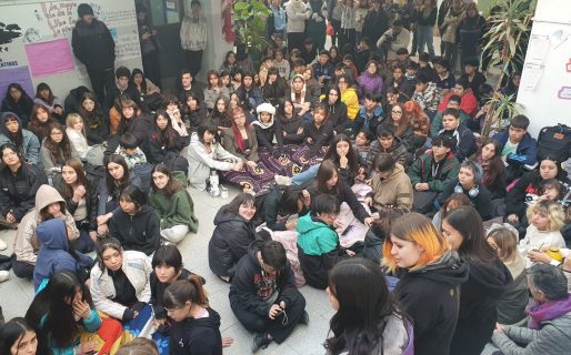 Alumnos de la Escuela de Arte realizaron una sentada en reclamo de mejoras edilicias: “De todas las aulas que tenemos, en solo 3 hay calefacción”