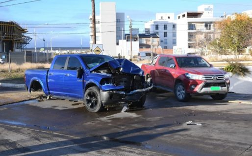 Un abogado de Comodoro chocó en contramano, rompió dos camionetas y no le hicieron la alcoholemia