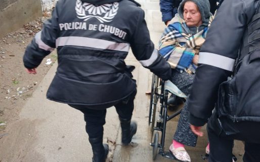 Una mujer de 74 años fue auxiliada por policías y vecinos tras complicaciones en su vivienda