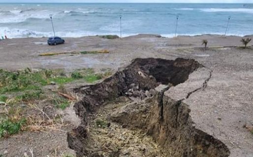 Piden precaución para circular en una zona del barrio General Mosconi por una enorme grieta