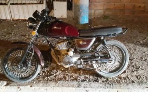 Andaba en moto robada y la abandonó al ver a la policía