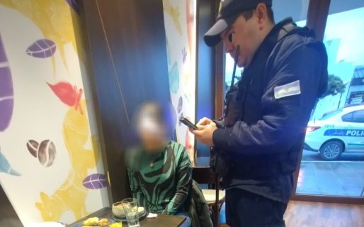 Una mujer sufrió acoso callejero y se refugió en una heladería del barrio Roca