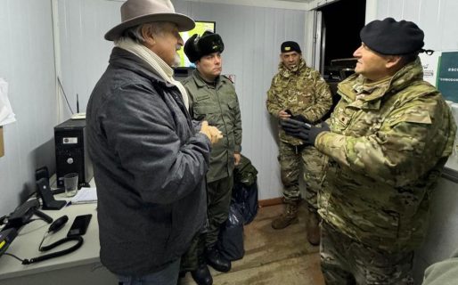 Othar Macharashvili espera la llegada de las personas que estuvieron varadas en la RN3