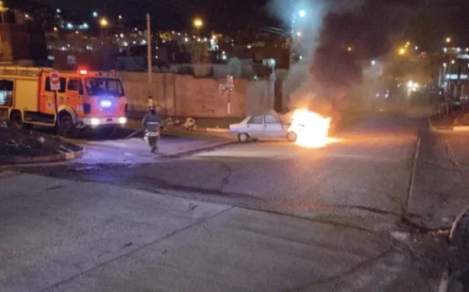 Sacó el auto del taller y cuando lo arrancó se le prendió fuego