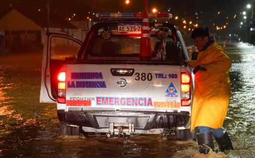 Refuerzan tareas para despejar la acumulación de barro y nieve en los barrios