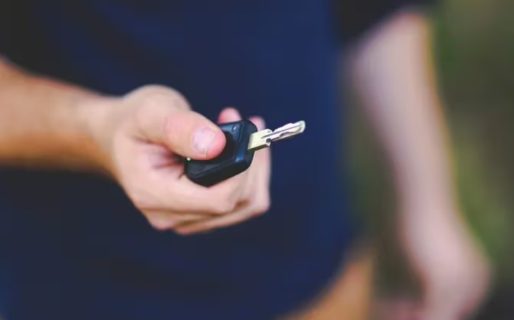 Le chocaron el auto estacionado y cuando regresó encontró un insólito mensaje en el parabrisas