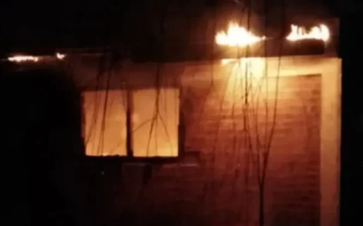 Dormía junto a su hijo cuando se le comenzó a incendiar la casa