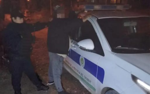 Estaba escuchando música en su casa cuando un ladrón entró a robarle