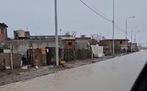 Rige alerta naranja por fuertes lluvias y ya hay complicaciones en algunos barrios
