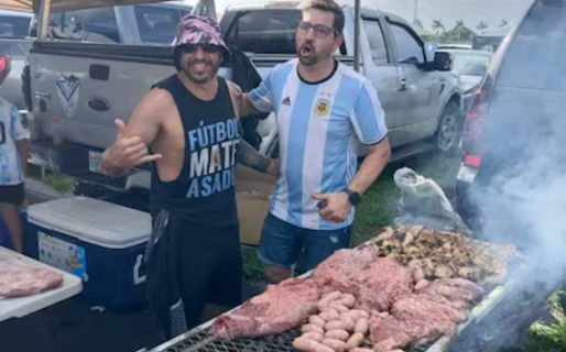 Los hinchas hicieron la previa afuera del estadio entre choripanes, cumbia y fernet
