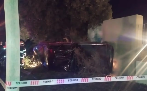 Un adolescente le sacó la camioneta a su papá, chocó y murió