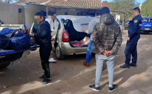 “No tenía dónde dejarla”: un hombre manejó 200 kilómetros con su hija encerrada en el baúl del auto