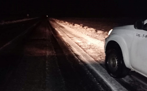 Piden precaución para circular rutas ante calzada con agua, nieve y banquinas inestables
