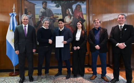 Vidal pagó por anticipado una deuda que había adquirido Alicia Kirchner y Caputo celebró el gesto