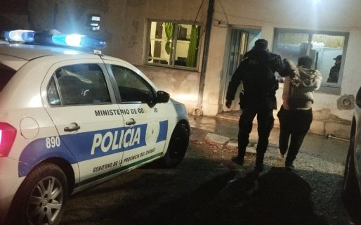 Intentaron sustraer elementos de un vehículo y quedaron detenidos