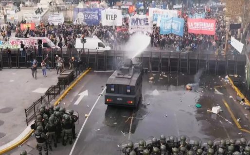 Máxima tensión fuera del Congreso: los manifestantes tiraron piedras y bombas molotov