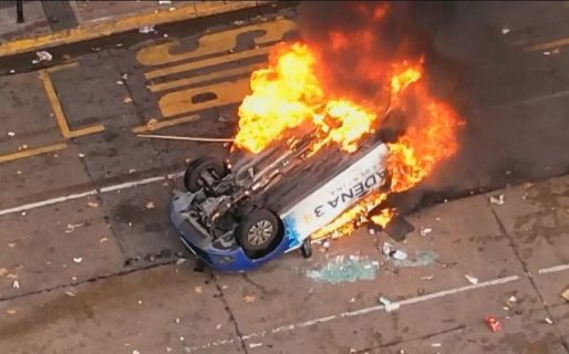 Escala la tensión frente al Congreso: manifestantes incendiaron un móvil de la radio Cadena 3