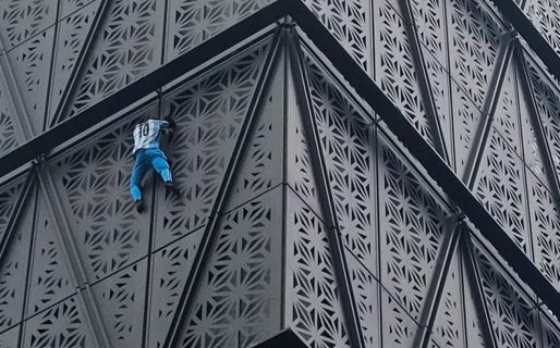 El influencer polaco que escaló un edificio en Puerto Madero fue expulsado del país