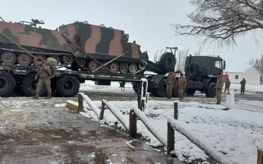 Maquinarias del ejército asisten a personas varadas en la ruta