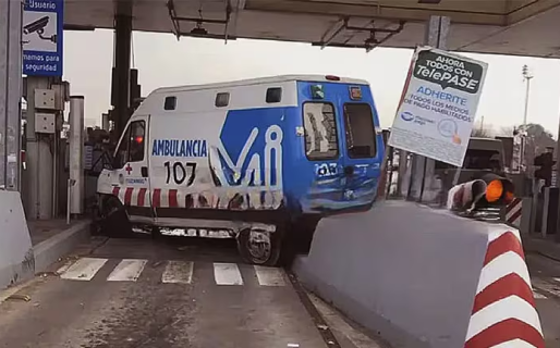Una ambulancia chocó en un peaje y murió la paciente que trasladaba