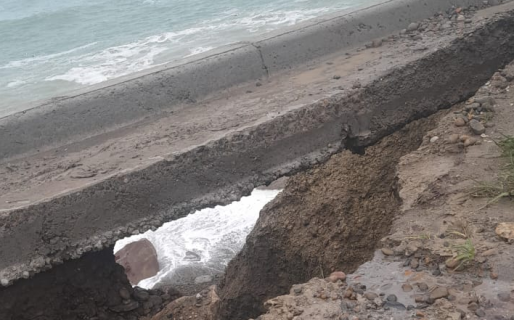 Severa socavación del camino ARA San Juan: el cordón cuneta quedó en el aire