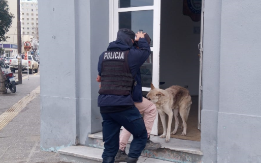 Detuvieron a un hombre borracho que se negó a identificarse e insultó a la policía