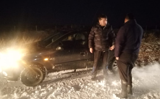 Tres camiones chilenos y una máquina vial rescataron a la familia comodorense varada en Ruta 40