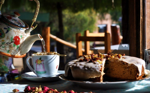 Una pareja fue a una casa de té de especialidad y se llevaron una sorpresa: “Es un sobrecito”