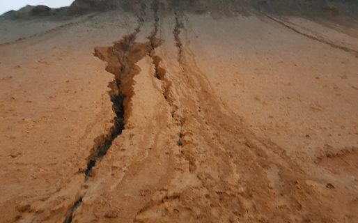 Una enorme grieta se formó en el Cerro Chenque a causa de la intensidad de la lluvia