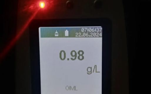 Tenía 0.98 g/l de alcohol en sangre y chocó contra un cesto de basura