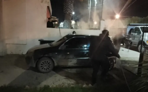 Un incendio consumió la parte trasera de un Renault Clio en Avenida Kennedy