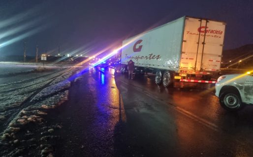 Por el corte de Vialidad y la falta de máquinas hay cientos de vehículos de empresas y particulares varados en la ruta