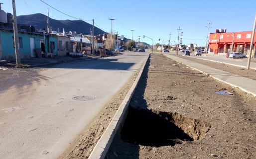 Se derrumbó un sector a la vera de una transitada avenida