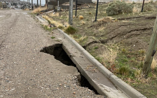 Se agrieta el suelo a metros de las casas en Km3