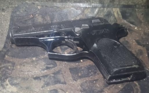 La Policía lo paró para identificar y le encontró un arma de fuego en el vehículo