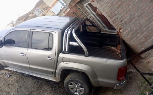 Una camioneta cayó a un patio en barrio Saavedra