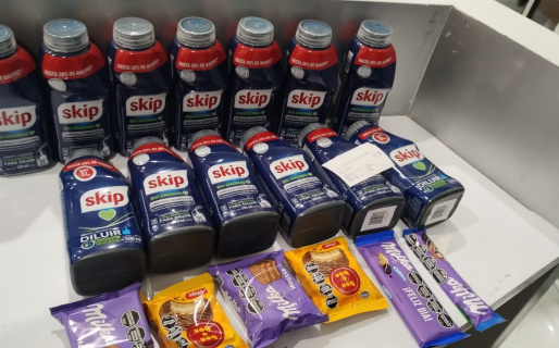 Tienen 13 y 18 años y las detuvieron por robar 16 botellas de jabón líquido