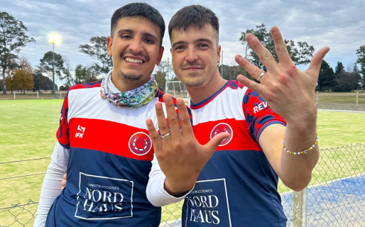 De la cancha al altar: el pedido de casamiento de un jugador de hockey a su novio tras un partido