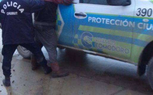 Intentó ingresar a una vivienda, no pudo y rompió la luneta de auto