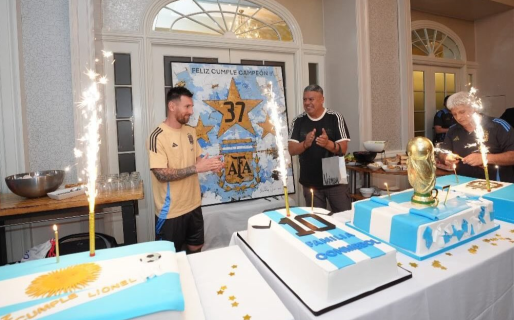 El verdadero tipazo: Messi le convidó torta a los hinchas que se acercaron a saludarlo